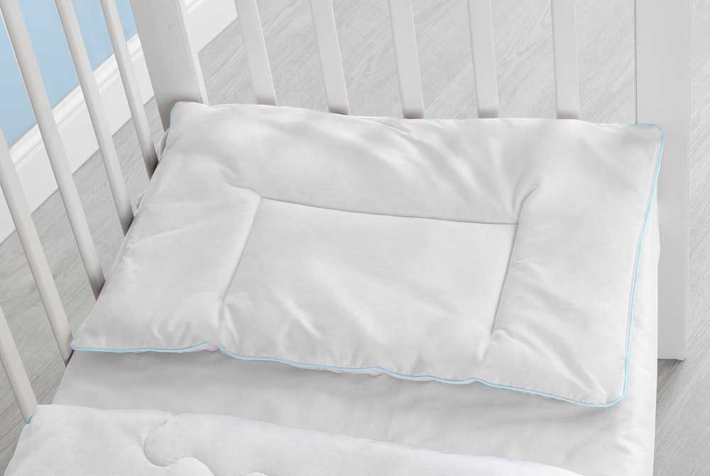 Подушки для новорожденных: нужна ли она и какую выбрать