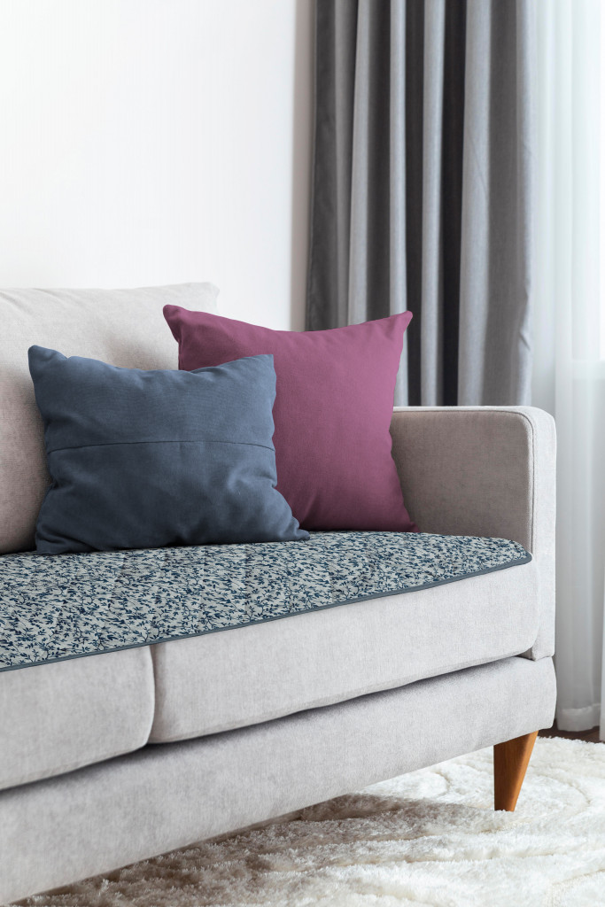 Измерьте диван, чтобы выбрать правильный размер покрывала